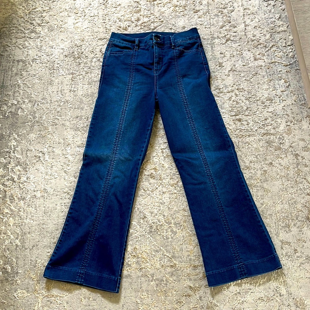 Level 99 straight leg denim with front pockets.   Great fit for any body type.